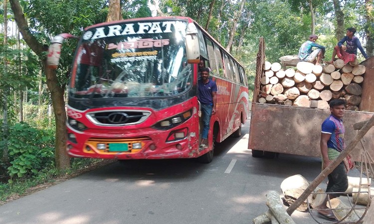 ইন্দুরকানীতে রাস্তা আটকে কাঠ আনলোড, যানচলাচল ব্যাহত