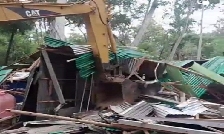 কা‌লিয়া‌কৈ‌রে বন বিভা‌গের জ‌মি‌তে গ‌ড়ে তোলা অবৈধ ঘরবা‌ড়ি উচ্ছেদ