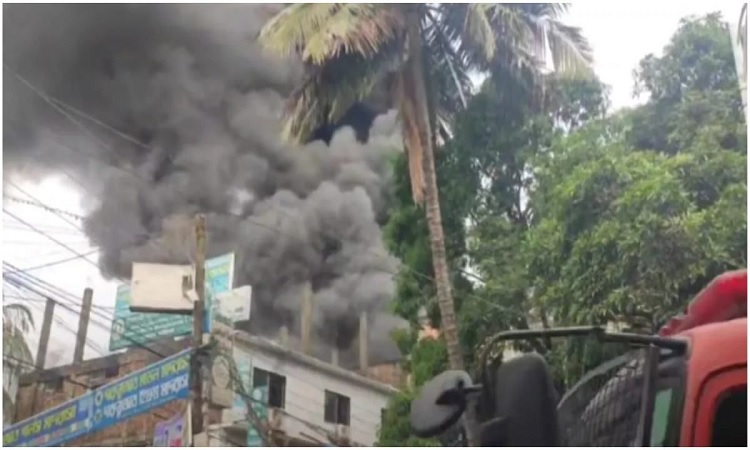 চট্টগ্রামে টায়ার কারখানায় আগুন, নিয়ন্ত্রণে ৫ ইউনিট