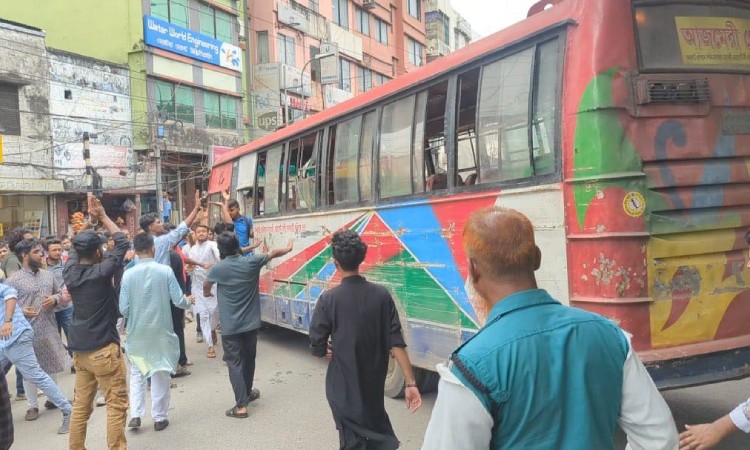মহাখালীতে তিতুমীরের শিক্ষার্থীদের শান্তিপূর্ণ অবস্থান কর্মসূচিতে বাস ভাঙচুর