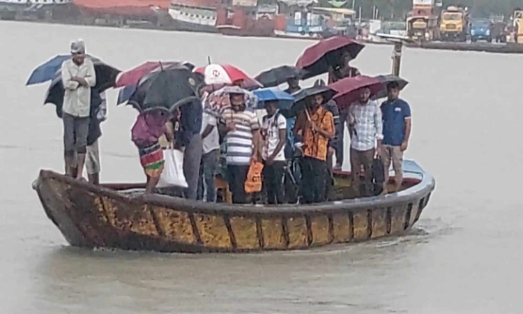 ঘূর্ণিঝড় 'দানা'র প্রভাবে মোংলায় বৈরী আবহাওয়া, বিপাকে নিম্ন আয়ের মানুষ