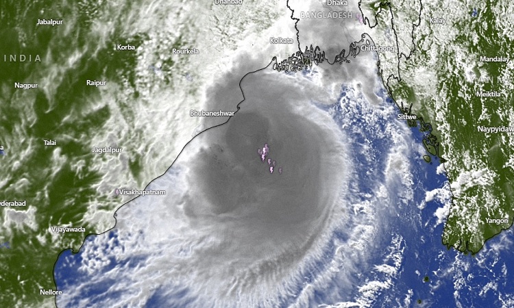 ঘূর্ণিঝড়ে দানা'র প্রভাবে উত্তাল সাগর, বাড়ছে ঝোড়ো হাওয়া