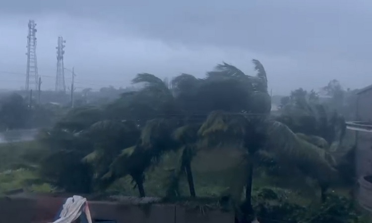 ওড়িশায় আঘাতের পর ছত্তীসগঢ় ও মধ্যপ্রদেশের দিকে ‘দানা’