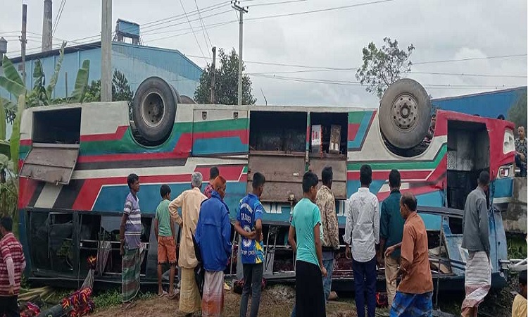 দিনাজপুরে বাস উল্টে যাত্রী নিহত, আহত ১০
