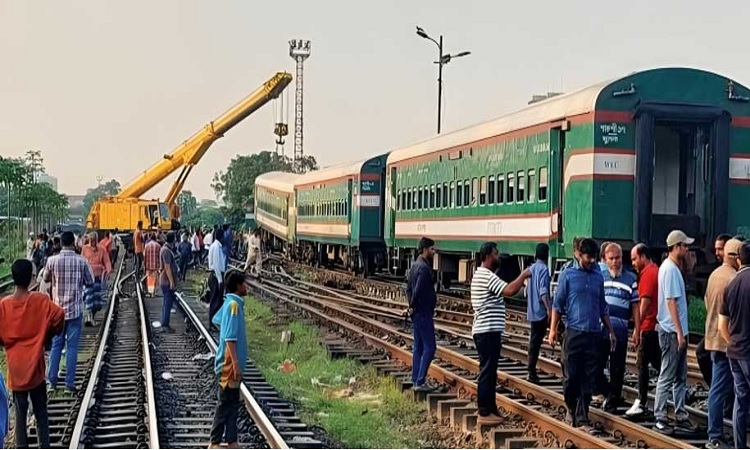 ৭ ঘণ্টা পর ‘পঞ্চগড় এক্সপ্রেস’ উদ্ধার, ট্রেন চলাচলে বিলম্ব