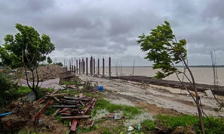শক্তি হারাচ্ছে ঘূর্ণিঝড় ‘দানা’, হতাহতের খবর নেই