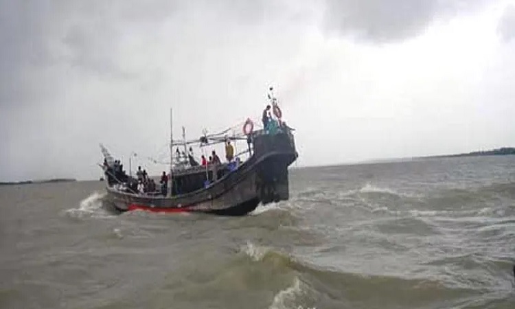 মাছ ধরা নৌকা-ট্রলারকে শনিবার পর্যন্ত নিরাপদে থাকার নির্দেশনা