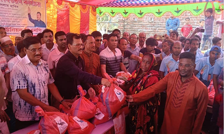 তালার সাড়ে ৪ শতাধিক পরিবারের মাঝে ত্রাণসামগ্রী বিতরণ