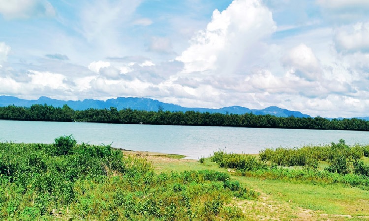 রাখাইনে বিস্ফোরণ : আবারও কাঁপলো টেকনাফ সীমান্ত