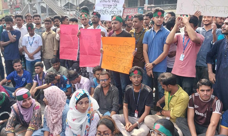 সাত কলেজ শিক্ষার্থীদের সায়েন্সল্যাব মোড় অবরোধ