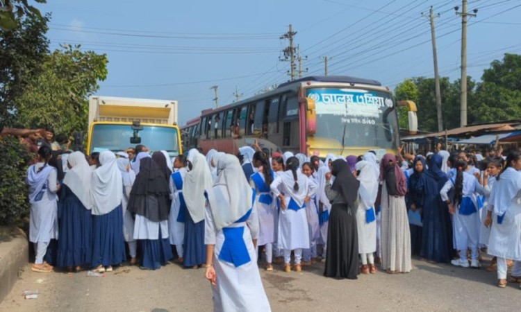 ভালুকায় শিক্ষক লাঞ্ছিত, শিক্ষার্থীদের মহাসড়ক অবরোধ