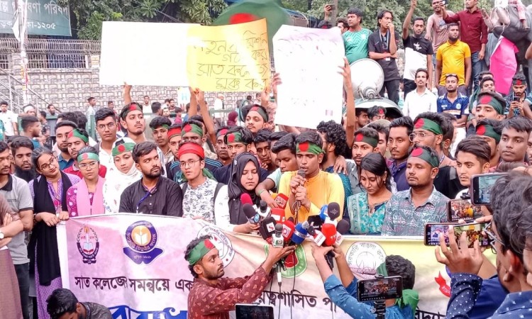 অবরোধের ঘোষণা দিয়ে সড়ক ছাড়লেন সাত কলেজের শিক্ষার্থীরা