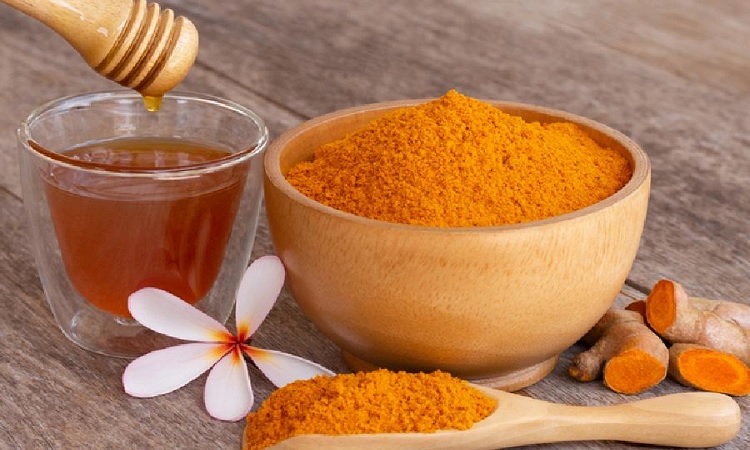 মধুর সঙ্গে লেবুর রস নয়, নিন এক চিমটে হলুদ!