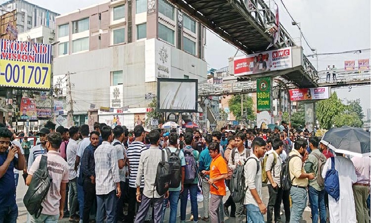 সাত কলেজের শিক্ষার্থীদের ফের সড়ক অবরোধ, যান চলাচল বন্ধ