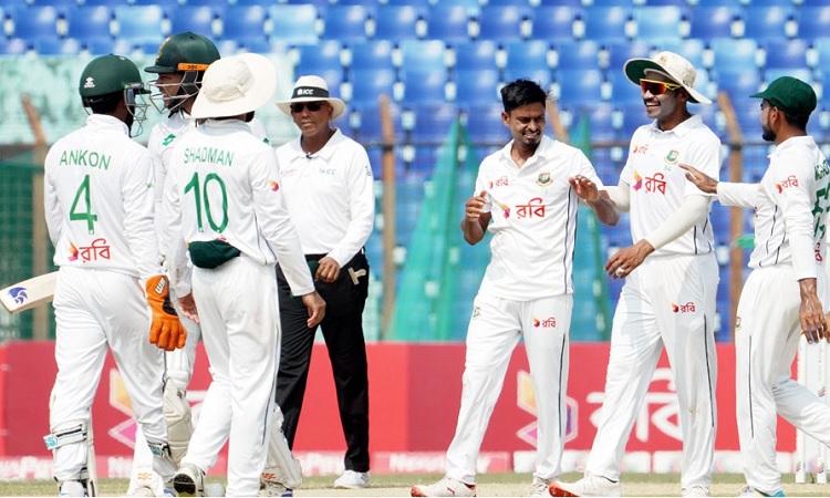 ৪০০ ছাড়িয়ে লাঞ্চ বিরতিতে প্রোটিয়ারা