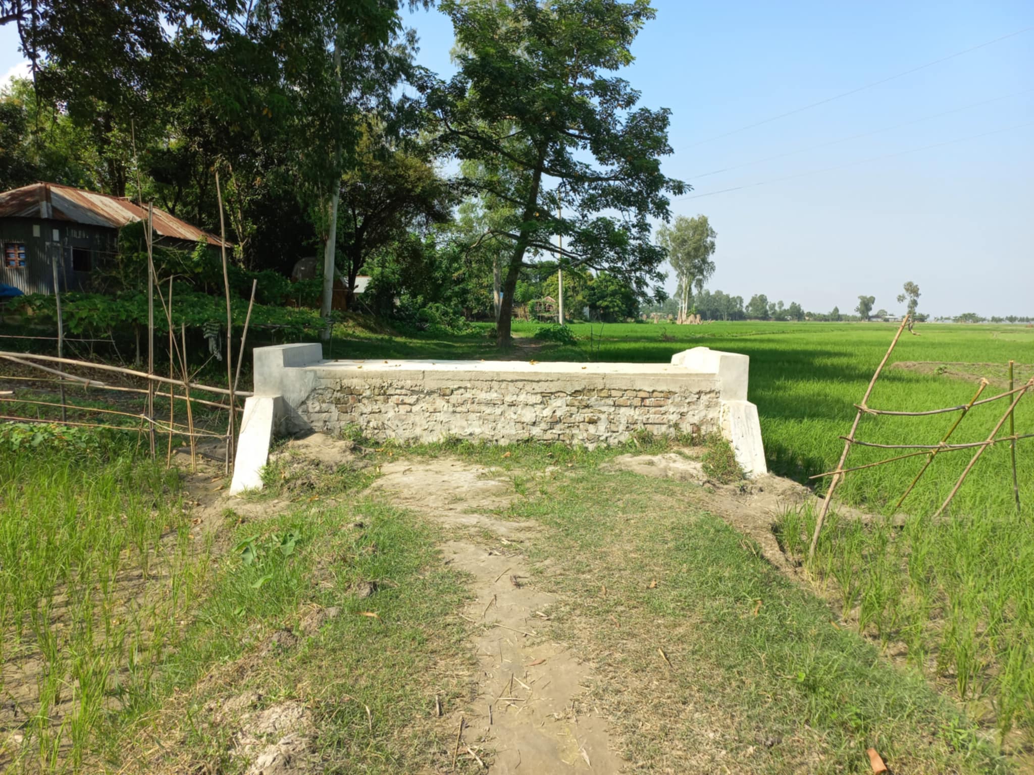 চিলমারীতে সংযোগ সড়কে মাটি ভরাট না করায় ভোগান্তিতে বাসিন্দারা