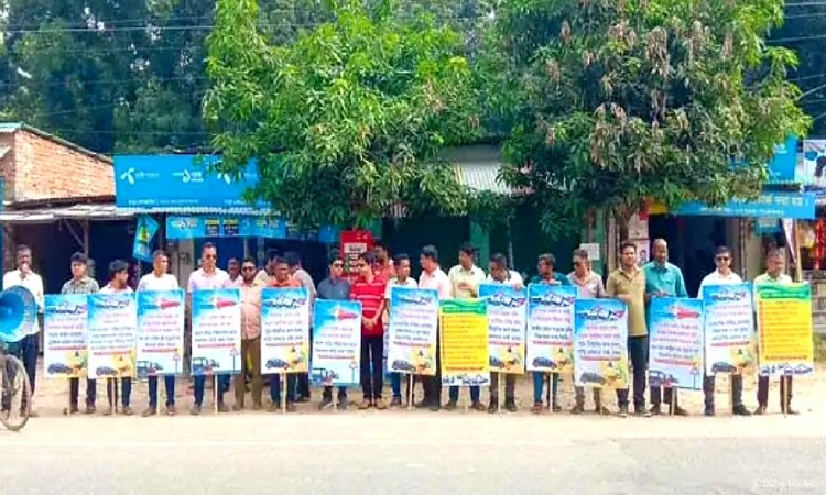 মোহনপুরে সড়ক দুর্ঘটনা রোধে স্থানীয় সাংবাদিকদের মানববন্ধন