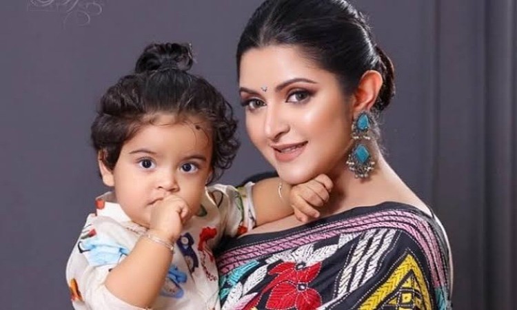 অসুস্থ ছেলেকে নিয়ে হাসপাতালে পরীমণি