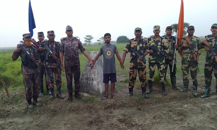 বিএসএফ’র হাতে আটক বাংলাদেশীকে পতাকা বৈঠকের মাধ্যমে ফেরত