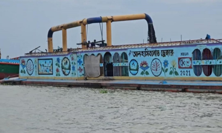 মেঘনা নদী থেকে প্রতিদিন লুট হচ্ছে ১৫ লাখ টাকার বালু