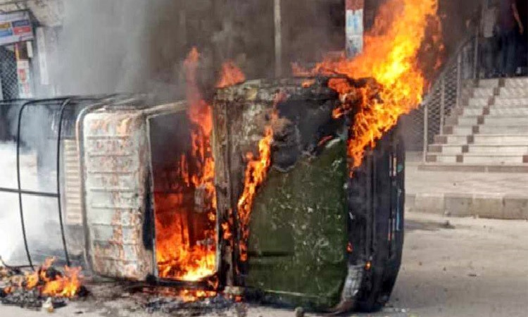 কচুক্ষেতে সেনাবাহিনী ও পুলিশের গাড়িতে আগুন