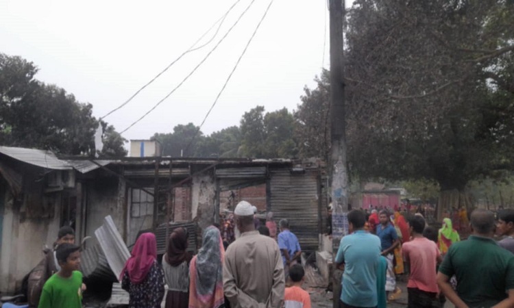 দৌলতপুরে তেলের গুদামে আগুন : ৪ ঘণ্টার চেষ্টায় নিয়ন্ত্রণে