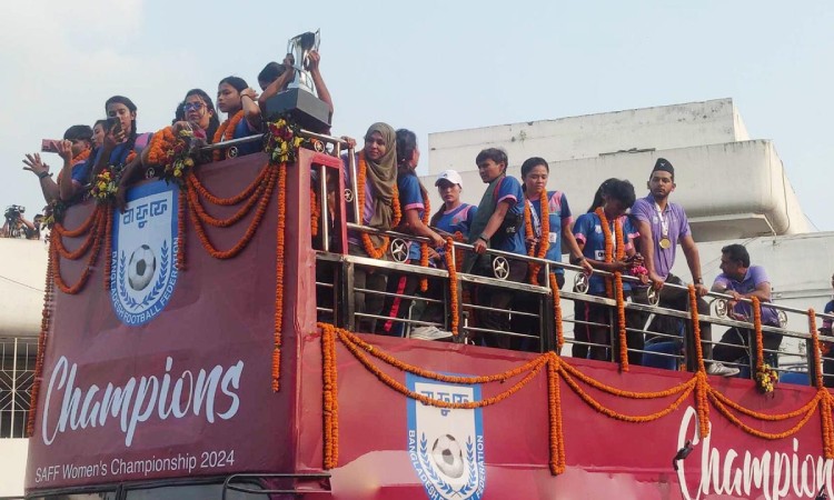 ছাদখোলা বাসে বাফুফের উদ্দেশ্যে যাত্রা শুরু সাফজয়ীদের