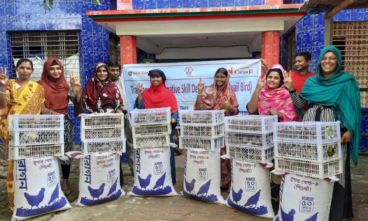 শ্যামনগরে নারীর কর্মসংস্থান বৃদ্ধিতে কোয়েল পাখি বিতরণ