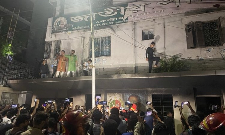 জাতীয় পার্টির কেন্দ্রীয় কার্যালয়ে আগুন
