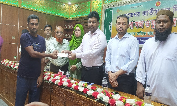হিলিতে যুব দিবস উপলক্ষে আলোচনা সভা ও ঋণের চেক বিতরণ