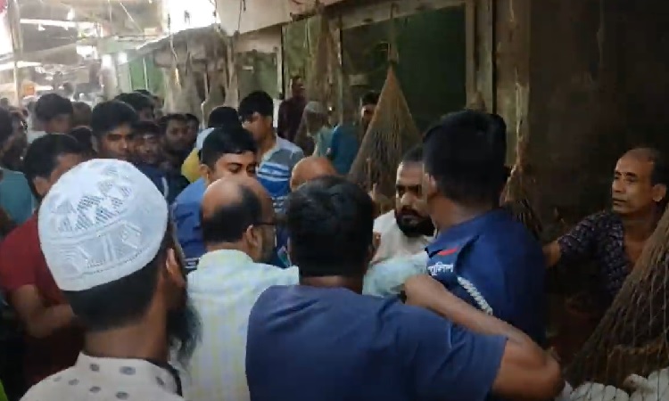 নিষিদ্ধ পলিথিন রাখার অপরাধে ব্যবসায়ীদের অর্থদণ্ড