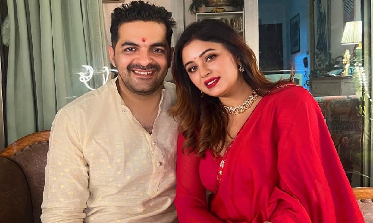 দীপাবলিতে প্রেমিকের পরিচয় প্রকাশ্যে আনলেন ঋতাভরী