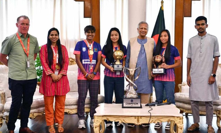 সাফজয়ী চ্যাম্পিয়নদের সংবর্ধনা দিলেন প্রধান উপদেষ্টা