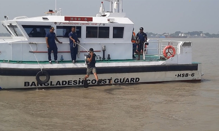 মোংলায় জাহাজের ধাক্কায় ট্রলার ডুবে জেলে নিখোঁজ