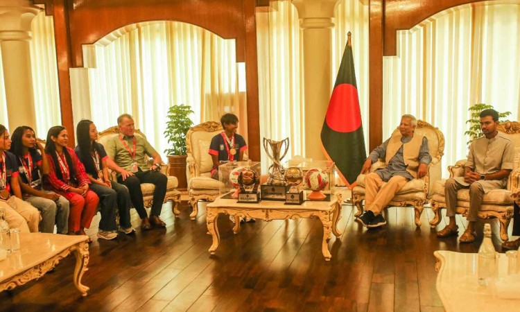 নারী ফুটবলারদের সমস্যা লিখিতভাবে চাইলেন প্রধান উপদেষ্টা