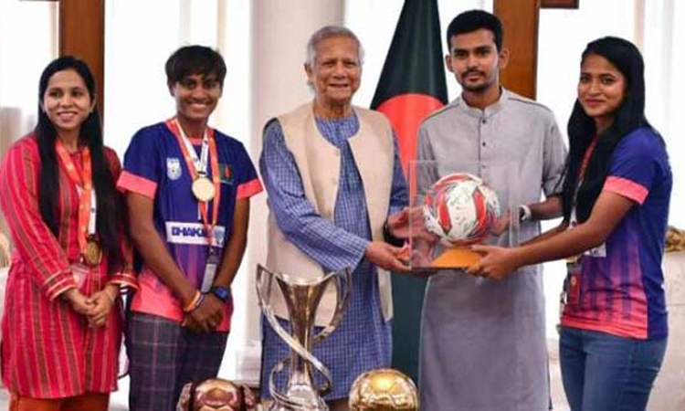 অগ্রাধিকারভিত্তিতে নারী ফুটবলারদের সমস্যা সমাধান: প্রধান উপদেষ্টা
