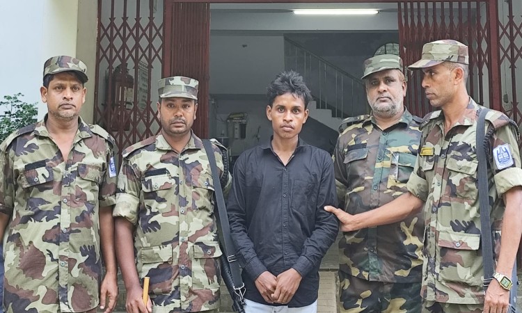 চবিতে মেয়েদের হলে ঢুকে গোপনে ভিডিও ধারণ, আটক যুবক