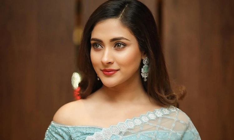 ‘তৌহিদি জনতা’র বাধায় শোরুম উদ্বোধন করতে পারলেন না মেহজাবীন