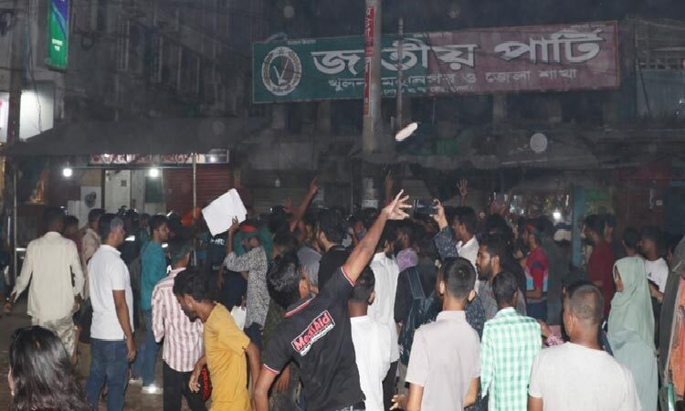 খুলনায় জাতীয় পার্টির কার্যালয়ে ভাঙচুর-আগুন