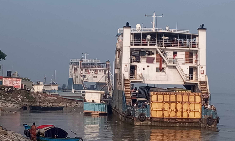 দৌলতদিয়া-পাটুরিয়া নৌরুটে ফেরি চলাচল স্বাভাবিক