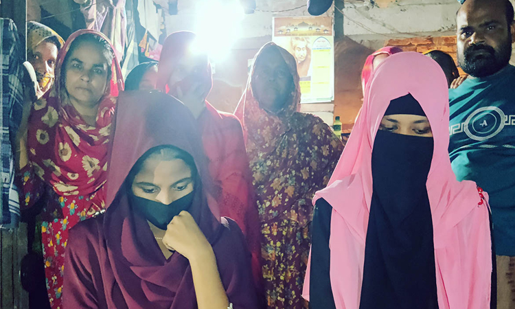 ‘ধর্ষক’ প্রেমিকের বাড়িতে দুই তরুণীর অনশন