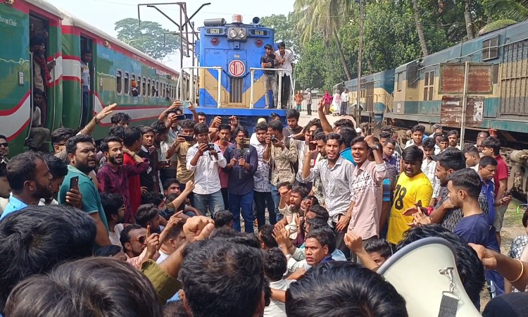 রাজবাড়ীতে ট্রেন আটকে ছাত্রদলের বিক্ষোভ