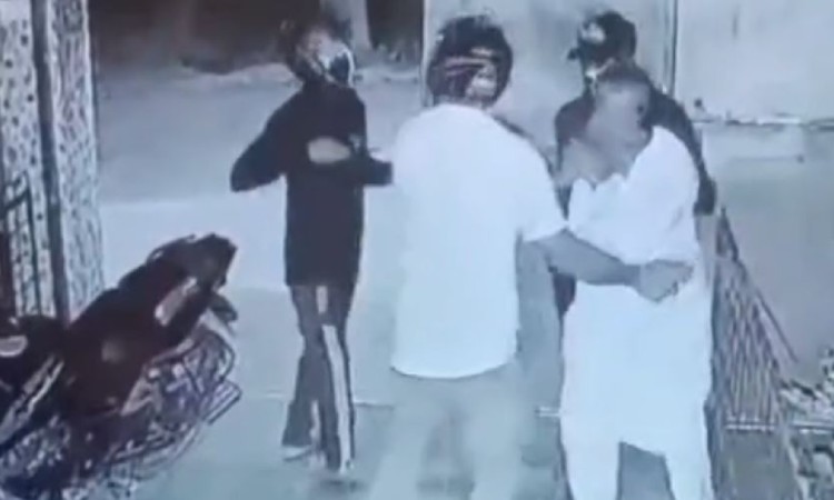 দৌলতপুরে অস্ত্রের মুখে ব্যবসায়ীর ৫ লাখ টাকা ছিনতাই