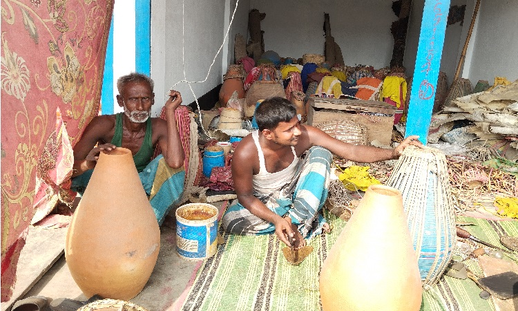 লালমনিরহাটে নরেন চন্দ্রের হাতের ছোঁয়ায় ঐতিহ্যবাহী বাদ্যযন্ত্র