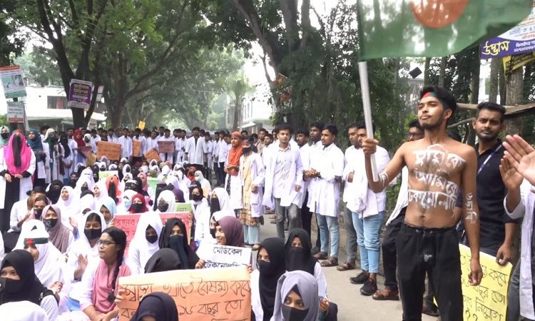 ৬ দফা দাবিতে ঝিনাইদহে আইএইচটি’র শিক্ষার্থীদের প্রতিবাদ