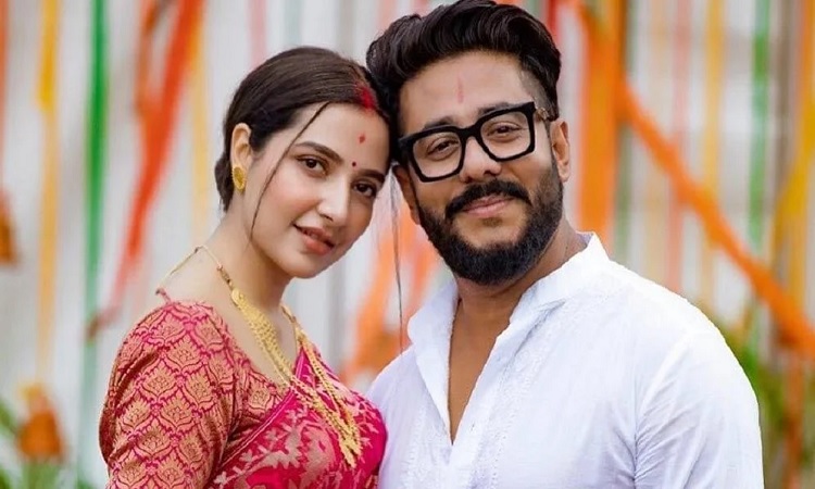 রাজের আদুরে শুভেচ্ছায় শুভশ্রীর জন্মদিন