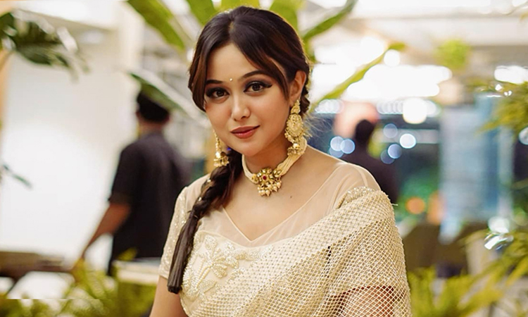 রহস্যময় পোস্ট দিয়ে চমকে দিলেন চমক