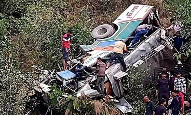 ভারতে ৬৫০ ফুট গভীর খাদে পড়ল যাত্রীবাহী বাস, নিহত ২০