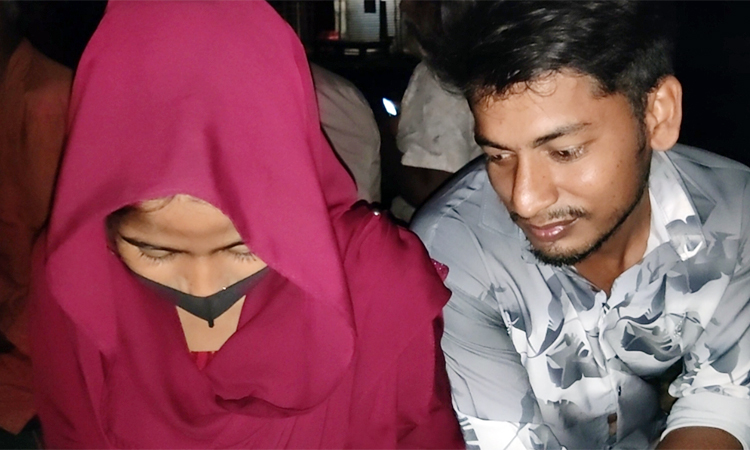 এক প্রেমিক নিয়ে দুই তরুণীর টানাটানির অবসান