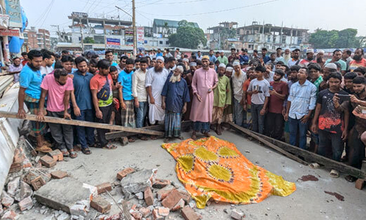 নির্মাণাধীন দোকানের দেয়াল ধসে ২ শ্রমিক নিহত